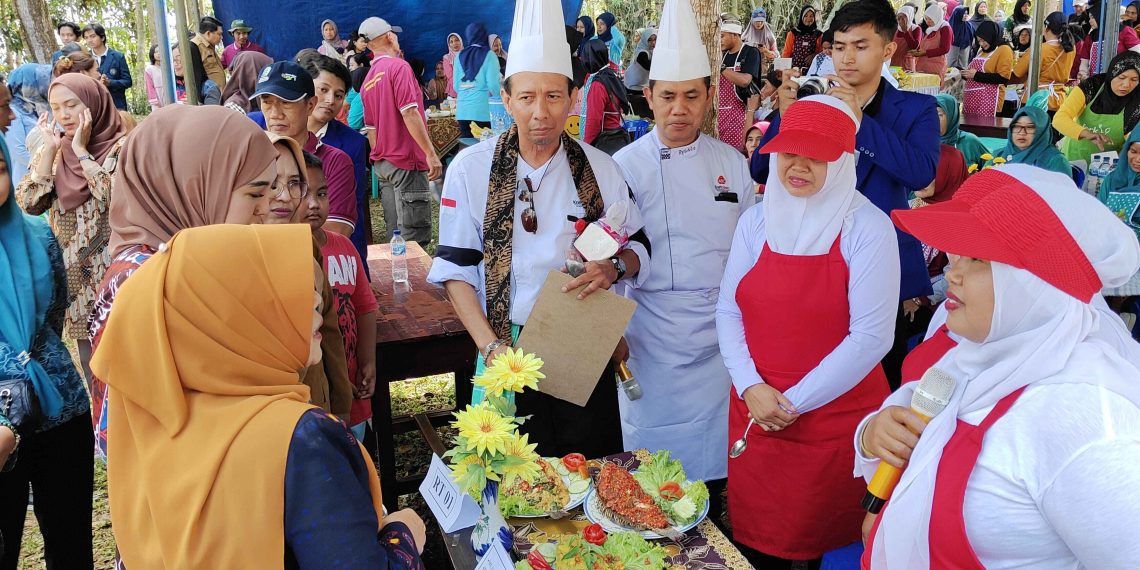 Mahasiswa MMD  UB Meriahkan Festival Masakan Ikan Mujair Desa Srenggeng